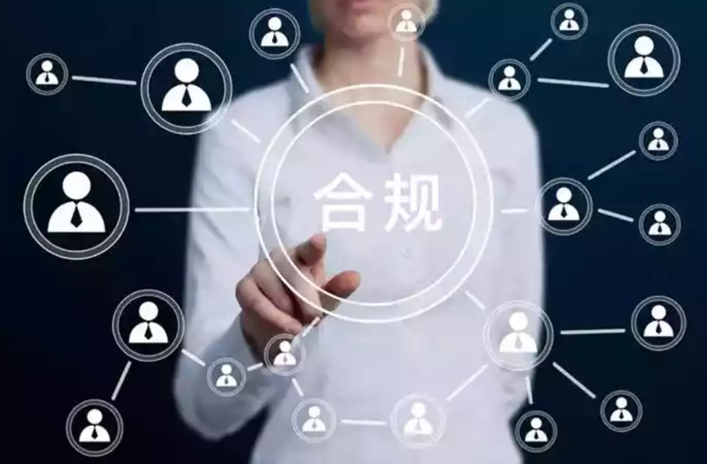 客户经理在电脑前为投资者讲解费率明细的画面